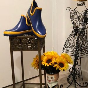 Rain booties never worn. Size 7